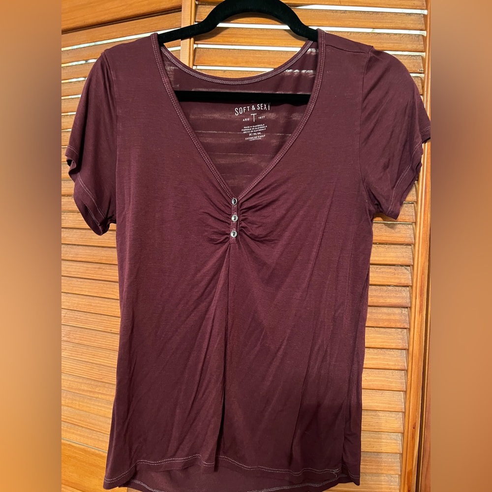 MUST GO BY 8/11: Soft and sexy American Eagle maroon tee